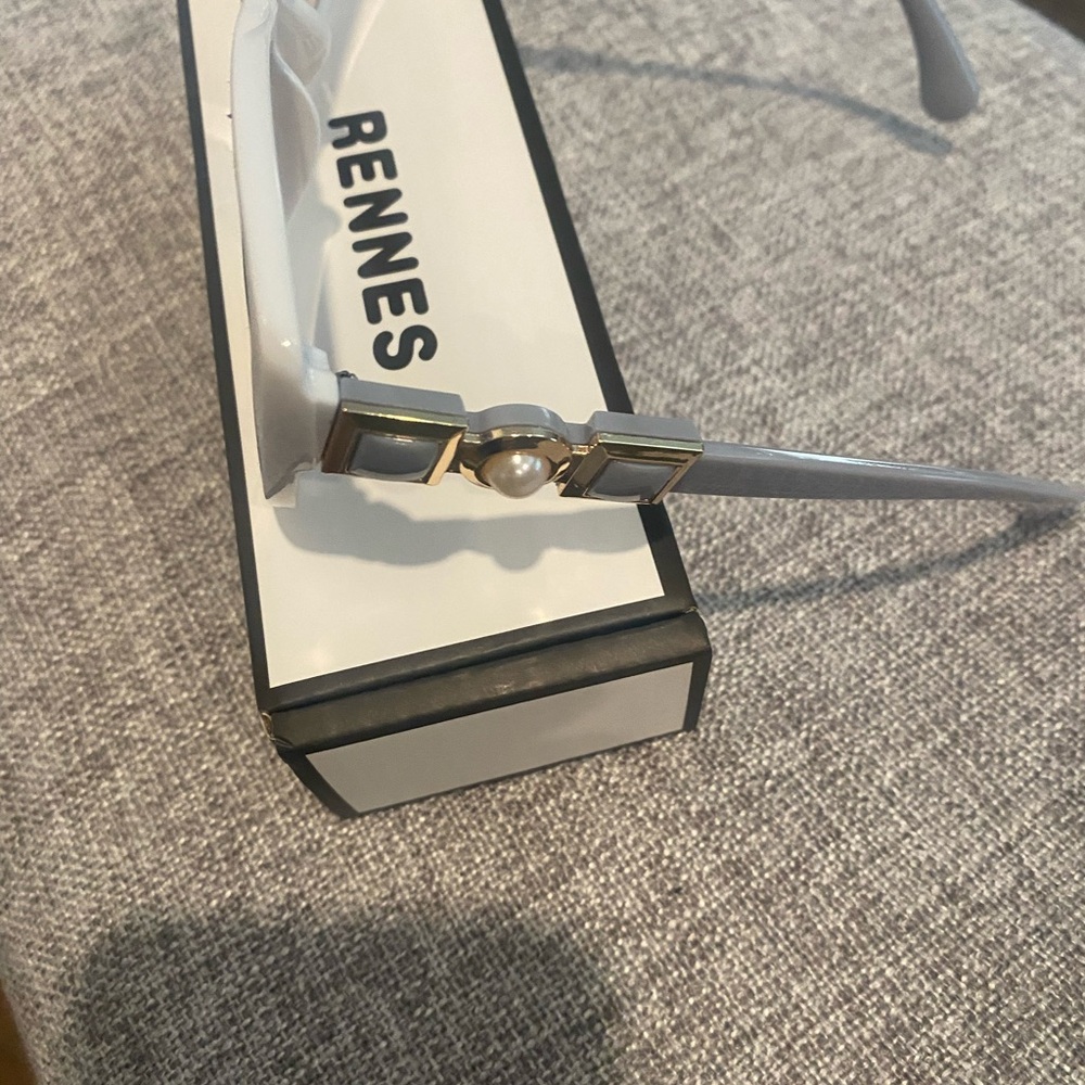 New in Box Stylish White Rennes Sunglasses - Picture 2 of 11